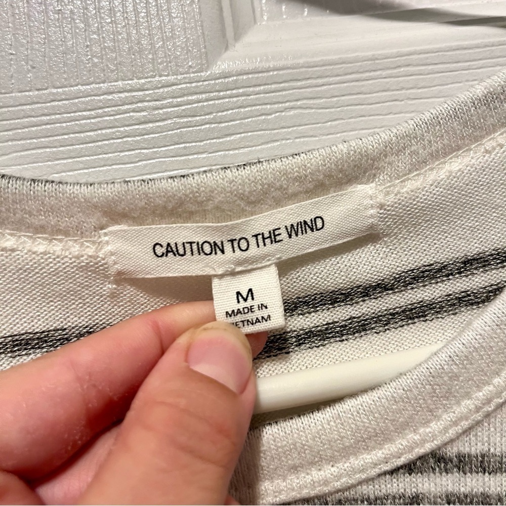 3/25$💥 Caution To The Wind Shirt Sweater Blouse Top Medium Women striped - Picture 3 of 5